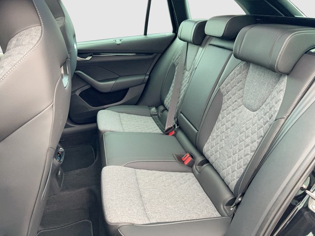 Skoda - Octavia Combi 2.0TDI Sportline Head Up+Panorama_3