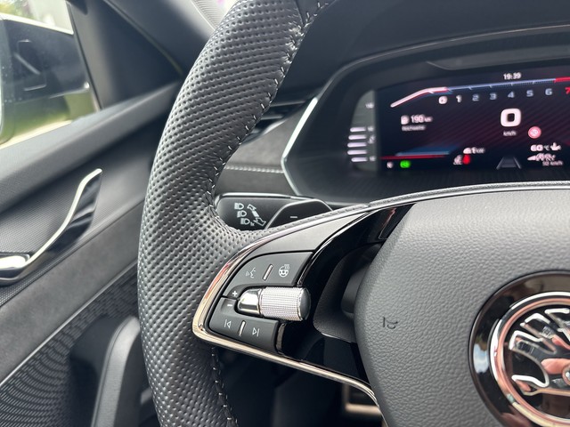 Skoda - Octavia Combi 2.0 TSI DSG RS Plus HUD Pano 1.Hand!_10