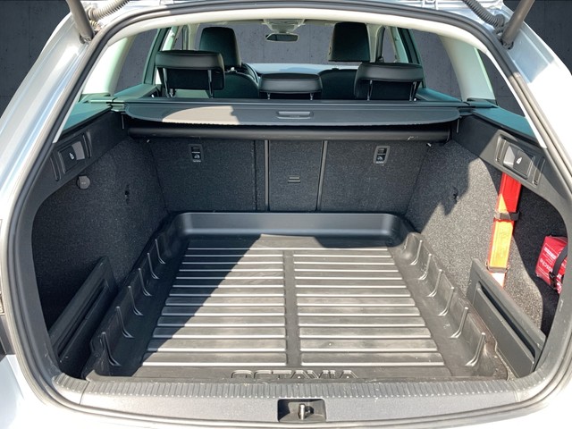 Skoda - Octavia Combi 2.0 TDI Premium Edition AHK+RFK_4