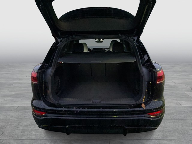 Audi - Q6 SUV e-tron performance performance 225 kW AHK + PANO_4