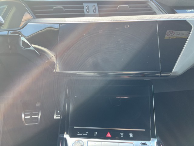 Audi - Q8 e-tron 50 quattro S-line ACC CAM LED LUFT NAVI_5